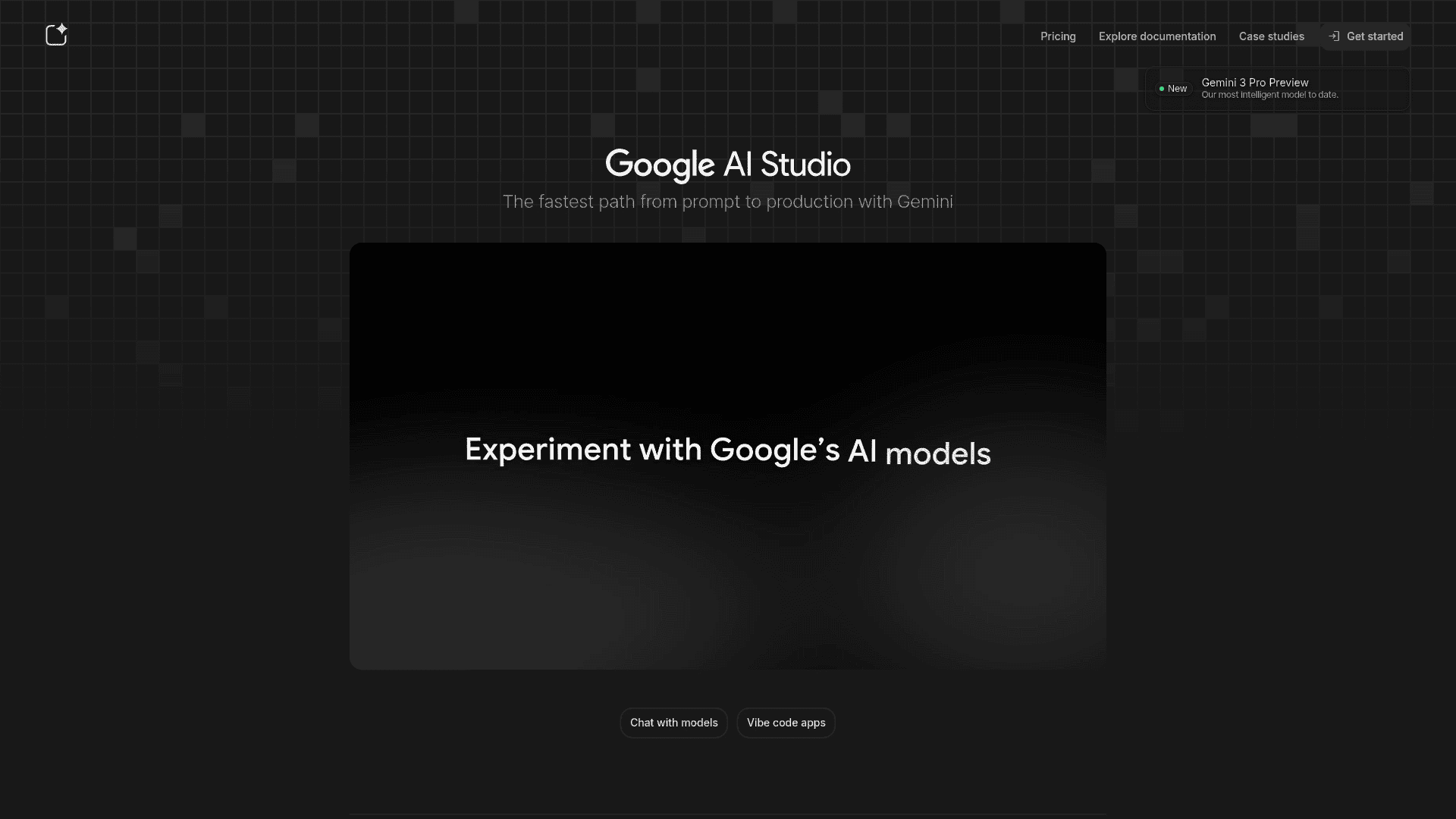 Google AI Studio logo, czarny ekran z napisem "Experiment with Google's AI models".