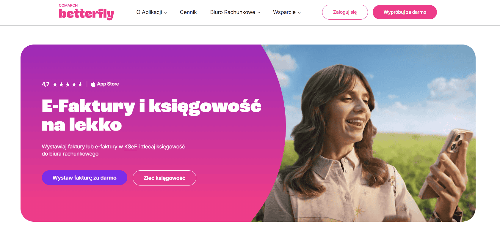 Kobieta korzysta z telefonu na tle zielonego pola i nieba, promująca e-fakturę i księgowość.